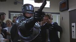 Keren Mana, Robocop Jadul atau Modern?
