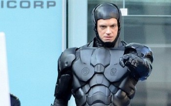Ini adalah saat dimana Robocop membuka helm yang digunakannya. Pada versi baru terlihat lebih rapih. (kredit foto: joblo)