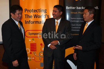 Channel & Sales Director Symantec Indonesia Narta Salim (kiri) bersama VP Asia South & Korea Regions Symantec Corporation Eric Hoh (kanan) dan Senior Regional Director, Systems Engineering, Asia South Region Symantec Raymond Goh, menjelaskan versi terbaru solusi software NetBackup dan Storage Foundation di Jakarta, Selasa (18/2/2014).