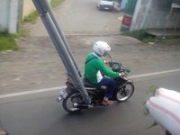 Ada 3 knalpot eh paralon besar yang diikat di belakang motor. Hati-hati mas bro, ketebak angin. (Foto Buwatraja Atma)