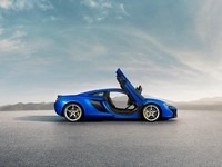 Mobil tersedia dalam versi atap terbuka dan tertutup, McLaren menjanjikan performa yang tinggi.Sementara pintu mobil mengadopsi pintu gunting atau scissor door (dok McLaren).
