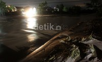 Aliran Lahar dingin Gunung Kelud melintas di wilayah Kecamatan Badas Kabupaten Kediri. Jembatan Badas yang menghubungkan Jombang-Pare, Jawa Timur, juga ditutup karena dipenuhi abu vulkanik yang dibawa air sungai.