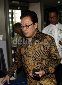 Mochtar Husein yang mengenakan baju batik coklat tiba di gedung KPK sekitar pukul 10.15 WIB. Lamhot Aritonang/detikFoto.
