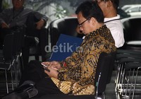 Mochtar Husein duduk di ruang tunggu KPK. Saat tiba, Irjen Kementerian ESDM itu tak memberikan keterangan apapun. Lamhot Aritonang/detikFoto.