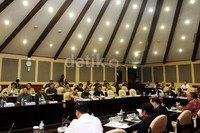 Diskusi ini dipimpin oleh Ketua Komite I DPD RI Alirman Sori.