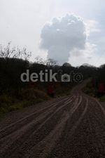 Gunung Kelud Masih Keluarkan Asap Tebal