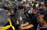 Bentrokan berdarah ini terjadi saat ratusan polisi antihuru-hara melakukan operasi untuk merebut kembali gedung-gedung pemerintah yang diduduki para demonstran oposisi. Dalam operasi tersebut, polisi telah menangkap hampir 150 orang. REUTERS/Damir Sagolj.