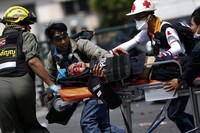 Seorang polisi yang terluka dievakuasi. REUTERS/Damir Sagolj.