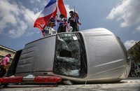 Para demonstran bersikeras menuntut PM Yingluck mengundurkan diri. Yingluck juga didesak untuk menyerahkan kekuasaan ke pemerintahan sementara yang akan melakukan reformasi untuk menangani korupsi dan penyalahgunaan dana publik, sebelum pemilihan umum yang baru digelar. REUTERS/Athit Perawongmetha.