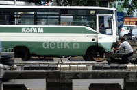 Sopir Kopaja diduga mengantuk menjadi penyebab kecelakaan ini. Andry Novelino/MALE.