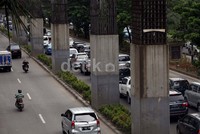 Tiang monorel yang mangkrak dibilangan Kuningan, Jakarta Selatan, Selasa (18/2/2014).