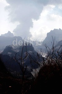 Suasana Gunung Kelud dari jarak 3 kilometer dari puncak, tepatnya di Desa Ngancar, Kecamatan Ngancar, Kediri, Selasa (18/02/2014).