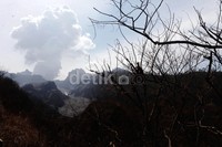     Saat ini, abu masih terlihat jelas di sekitar puncak. Asap putih tipis juga masih terlihat di sela-sela cekungan.
