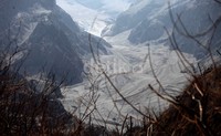Akses ke puncak Kelud masih ditutupi abu yang cukup tebal.