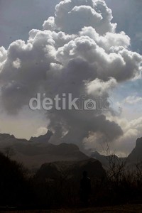 Kelud meletus dahsyat, Kamis (13/2) malam. Dentumannya terdengar hingga jarak ratusan kilometer seperti Solo, Yogyakarta, dan Jawa Tengah bagian utara. Keesokan harinya, abu bertebaran ke mana-mana.