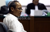Kepala Biro Perencanaan Kemenpora Deddy Kusdinar mendengarkan tuntutan yang dibacakan Jaksa KPK. Lamhot Aritonang/detikFoto.