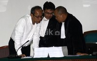 Deddy yang didakwa terlibat dalam perkara dugaan korupsi proyek Pusat Pendidikan Pelatihan dan Sekolah Olah Raga Nasional di Hambalang berbincang dengan penasehat hukumnyha usai pembancaan tuntutan. Lamhot Aritonang/detikFoto.