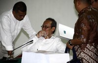 Dituntut 9 tahun penjara oleh jaksa KPK di Pengadilan Tipikor, Deddy terlihat ditenangkan oleh penasehat hukumnya usai sidang. Lamhot Aritonang/detikFoto.