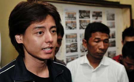 Semalam Ditahan, Keluarga Bawakan Pakaian untuk Roger