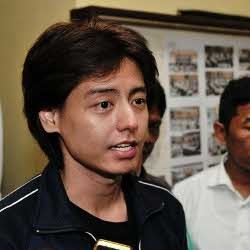 Semalam Ditahan, Keluarga Bawakan Pakaian untuk Roger
