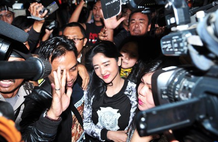 Dewi Persik Dipenjara, Sang Kakak Lapor Ke Komisi Yudisial