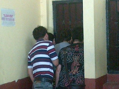 Suasana Haru Pertemuan Roger Danuarta dengan Adik dan Ibunda