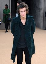 Gaya Harry Styles di London Fashion Week 2014