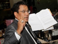 Dalam jumpa pers, Hotman membawa surat panggilan sidang cerai perdana Enji. Gus Mun/detikHOT.