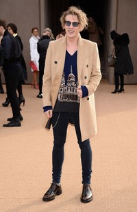 Aktor berusia 25 tahun ini tampil stylish mengenakan sweatshirt bergambar dengan luaran coat coklat dipadu dengan skinny jeans dan sepatu coklat mengkilat. Ian Gavan/Getty Images.