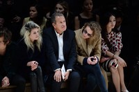 Duduk di kursi depan, mantan kekasih Lily Collins itu bergabung bersama Alison Mosshart, Mario Testino, dan Angelbaby. Ian Gavan/Getty Images.