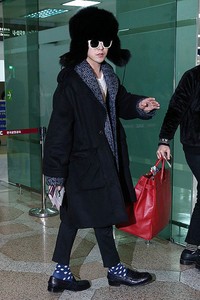 GD yang memakai kacamata hitam juga eksis dengan topi berbulu berwarna hitam. AFP Photo/STARNEWS.