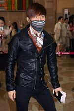 G-Dragon Nyentrik di Bandara