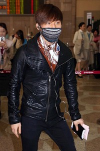 Personel Bigbang lainnya, Daesung tampak mengenakan kemeja coklat-putih, celana dan jaket kulit hitam. AFP Photo/STARNEWS.