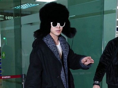 G-Dragon Nyentrik di Bandara