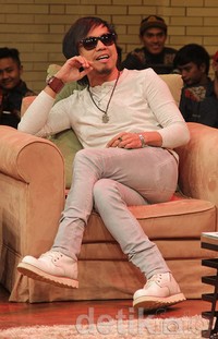 Di mana dan kapan pun Ian Kasela selalu terlihat memakai kacamata hitam. Asep/detikHOT.