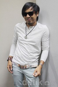 Kacamata hitam tak pernah lepas dari penampilannya. Asep/detikHOT.