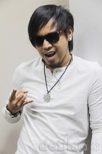 Pose metal Ian di depan kamera. Asep/detikHOT.