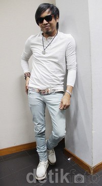 Ian Kasela bergaya serba putih di acara Show Imah. Asep/detikHOT.