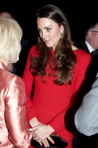 Kate melengkapi penampilannya dengan anting Cassandra Goad. David Crump - WPA Pool/Getty Images.