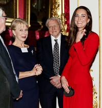 Aktris Dame Helen Mirren juga berkesempatan untuk berbincang dengan Kate Middleton. Yui Mok - WPA Pool/Getty Images.