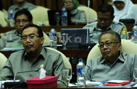  Suswono (kiri) menghadiri rapat kerja dengan Komisi IV, Senin (17/2/2014).