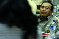 Suswono (kiri) mendengarkan pertanyaan anggota Komis IV.