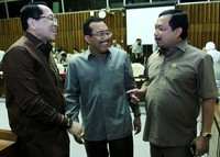 (Kiri ke kanan) Wakil Ketua Komisi IV Firman Subagto, Menteri Pertanian Suswono, dan Ketua Komisi IV  Herman Khaeron berbincang seusai rapat.