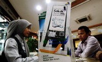Seorang customer service Bank Syariah Bukopin menjelaskan kepada nasabah tentang Sukuk Ritel Negara SR006 di kantor BSB Pusat, Jl Kramat Raya, Jakarta, Selasa (18/2/2014).