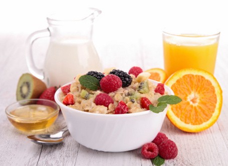 Sarapan Oatmeal dan Susu untuk Cukupi Asupan Serat dan Kalsium
