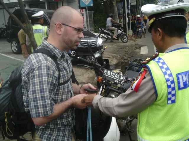 Priit! Staf PBB WN Amerika Disetop Polisi Gara-gara Masuk Busway
