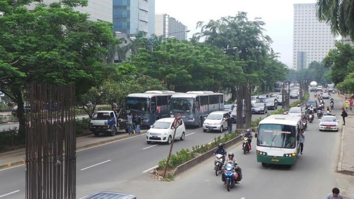 Bus TransJ Mogok di Depan Gedung KPK, Lalin Menteng Arah Mampang Terhambat