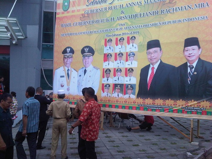 Lantik Gubernur dan Wagub Riau, Mendagri Sentil Banyaknya Karangan Bunga