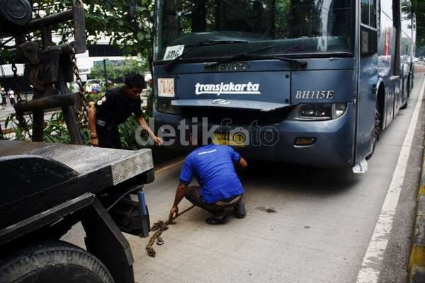 Cacat Armada Transjakarta, Teknisi yang Disemprot