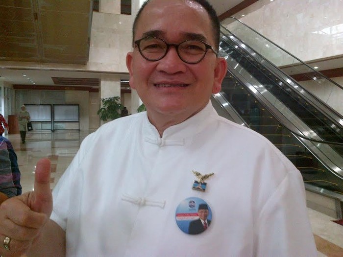 Alamak! Bang Ruhut ke DPR Pakai Pin Pramono Edhie